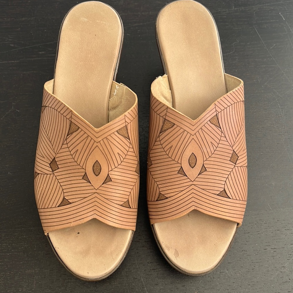 {Munro} Taupe Etched Leather Heeled Mule Sandals